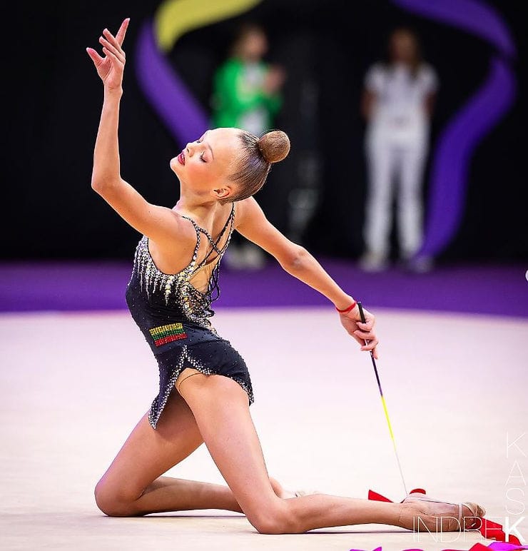 ohuet olkaimet, rytmisen voimistelun kisapuku Vile Sperskaite Liettua, kuva Indrek Kask