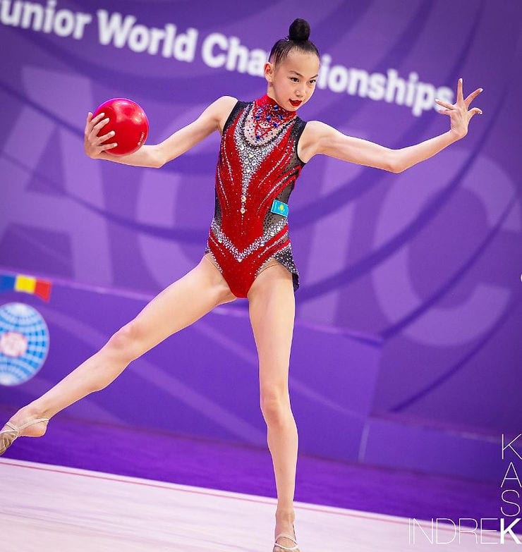 kaulukset rytmisen voimistelun kisapuvussa Aiym Meirzhanova Kazakhstan. Kuva Indrek Kask