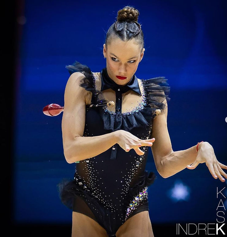 yksivärisyys, rytmisen voimistelun kisapuku Hanna Wiesner Unkari, kuva Indrek Kask